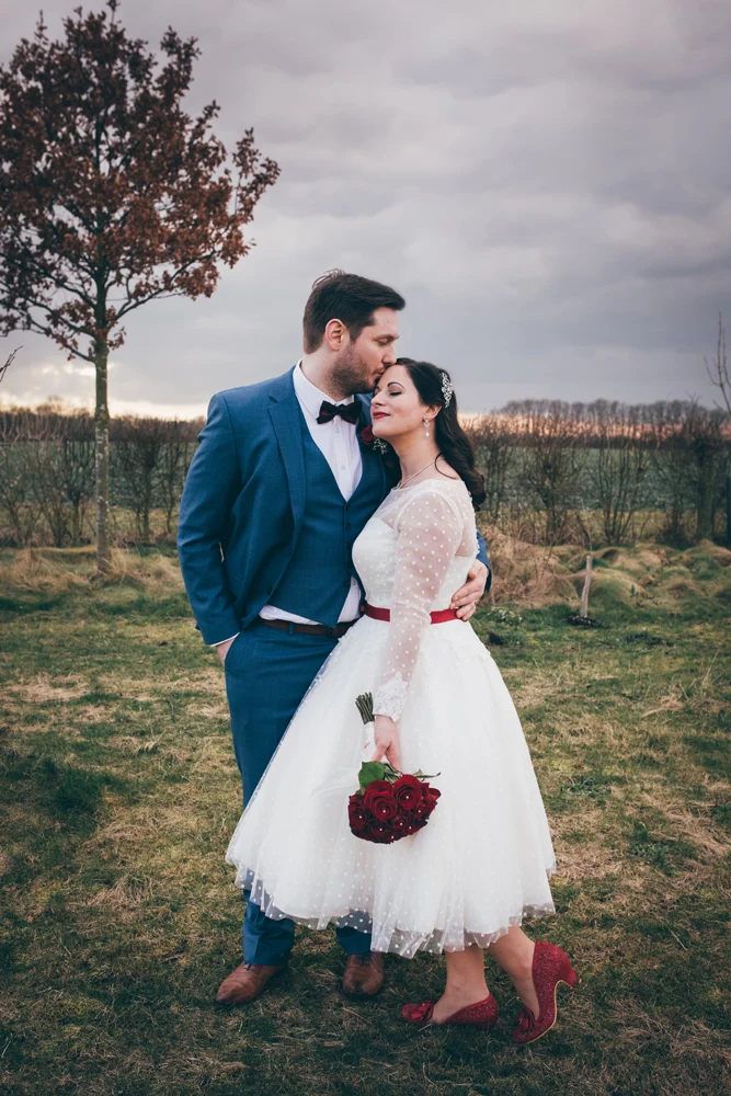 Robe de mariée de style rétro des années 50 à pois, longueur thé, avec de longues appliques en dentelle, manches manchette
