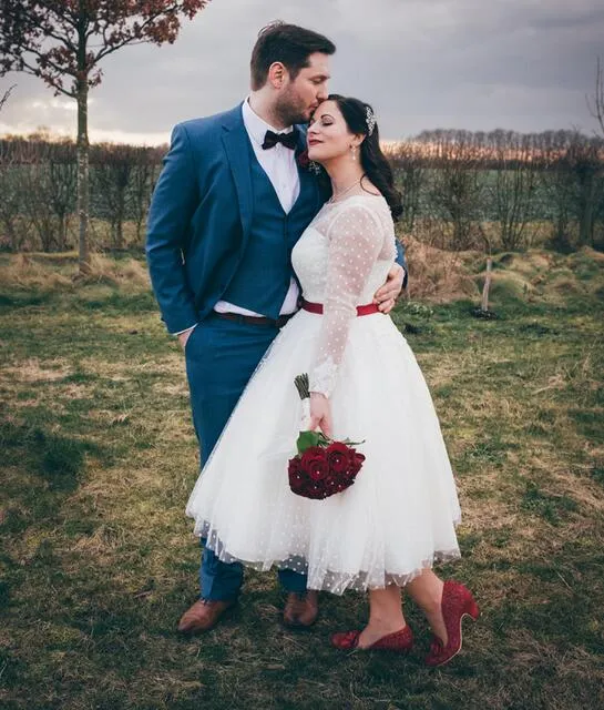 Robe de mariée de style rétro des années 50 à pois, longueur thé, avec de longues appliques en dentelle, manches manchette