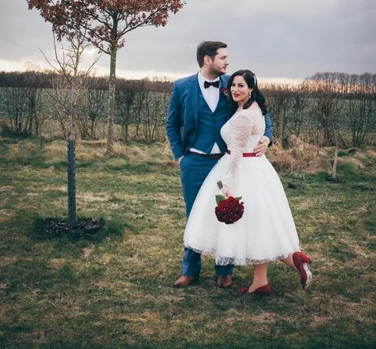 Robe de mariée de style rétro des années 50 à pois, longueur thé, avec de longues appliques en dentelle, manches manchette