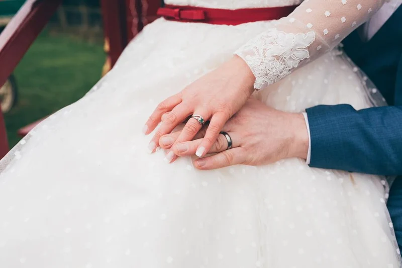Robe de mariée de style rétro des années 50 à pois, longueur thé, avec de longues appliques en dentelle, manches manchette