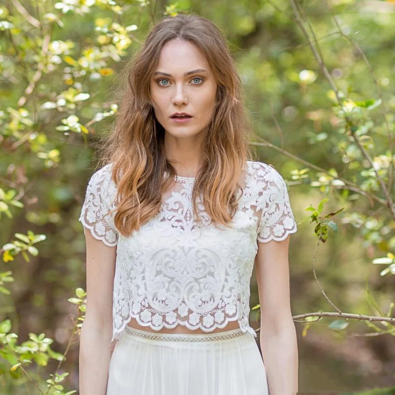 Robe de mariée en dentelle deux pièces romantique et moderne avec dos ouvert