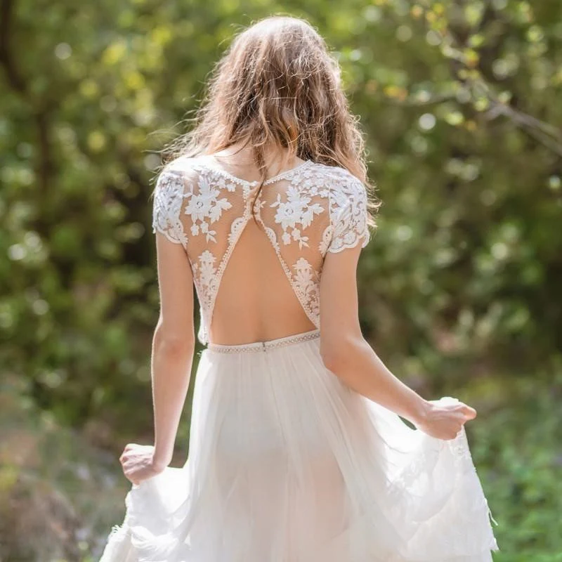 Robe de mariée en dentelle deux pièces romantique et moderne avec dos ouvert
