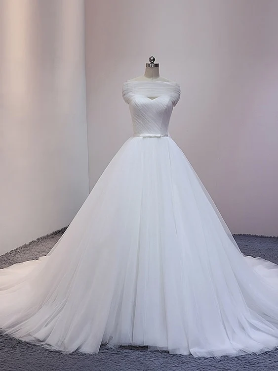 Robe de mariée princesse blanche en tulle avec traîne cathédrale et drapé sur les épaules dénudées
