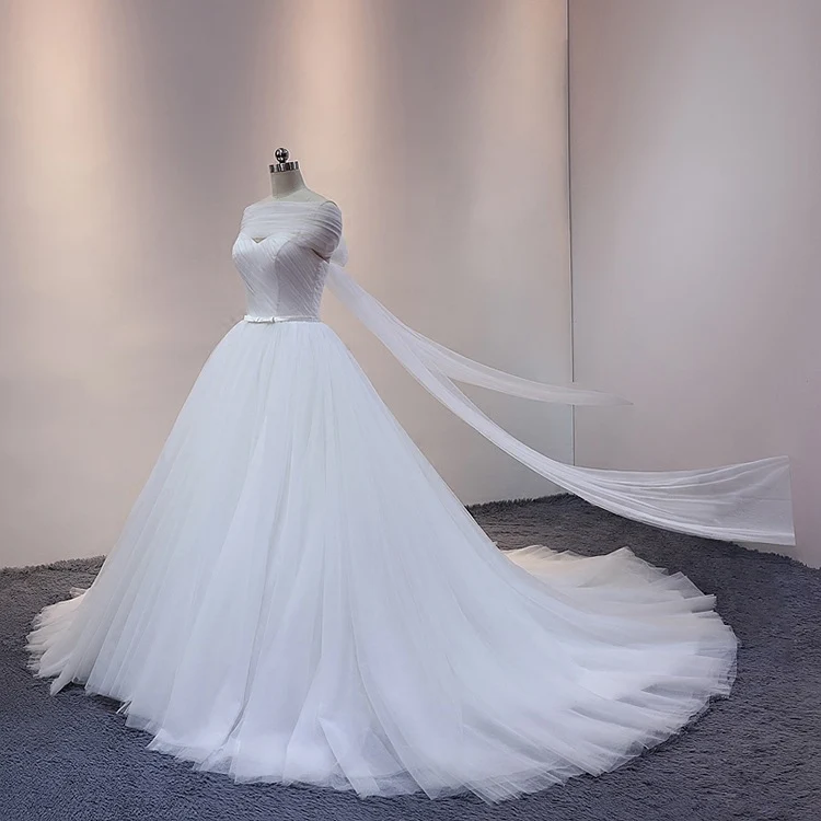 Robe de mariée princesse blanche en tulle avec traîne cathédrale et drapé sur les épaules dénudées