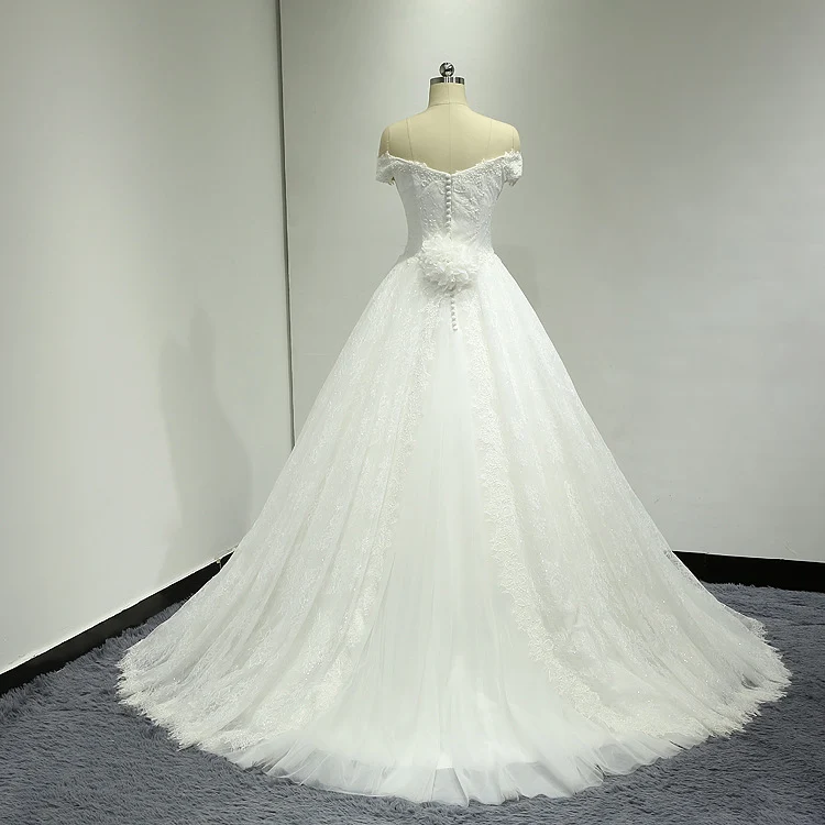 Robe de mariée en dentelle à épaules dénudées avec fleur faite à la main au dos