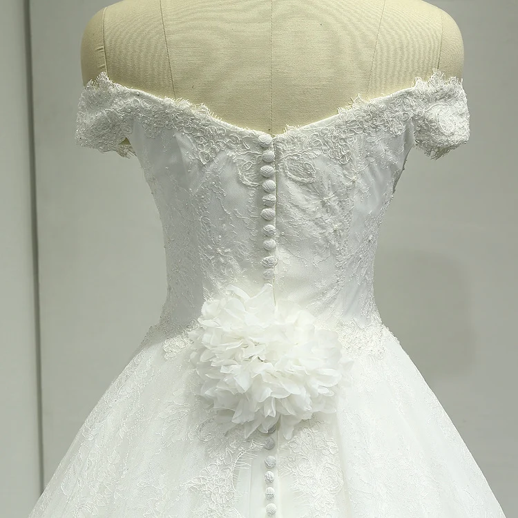 Robe de mariée en dentelle à épaules dénudées avec fleur faite à la main au dos