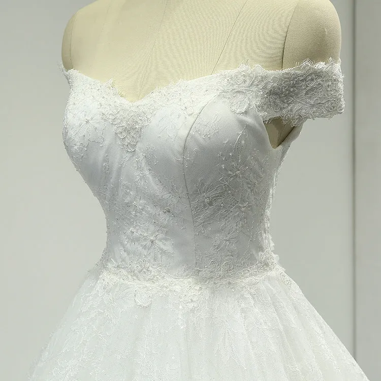 Robe de mariée en dentelle à épaules dénudées avec fleur faite à la main au dos