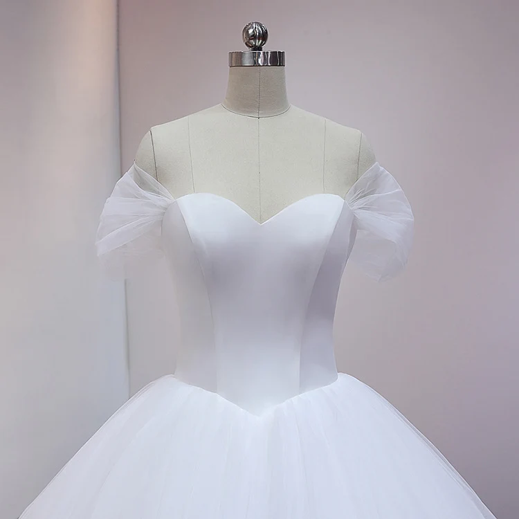 Robe de mariée princesse en tulle à épaules dénudées unique