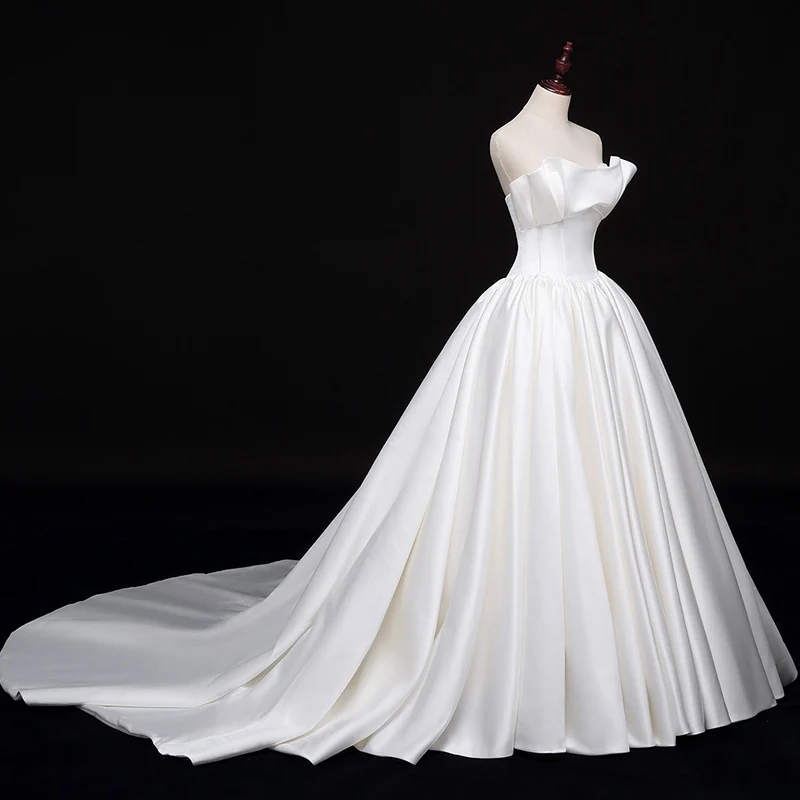 Robe de mariée romantique unique en satin avec train long et cathédrale