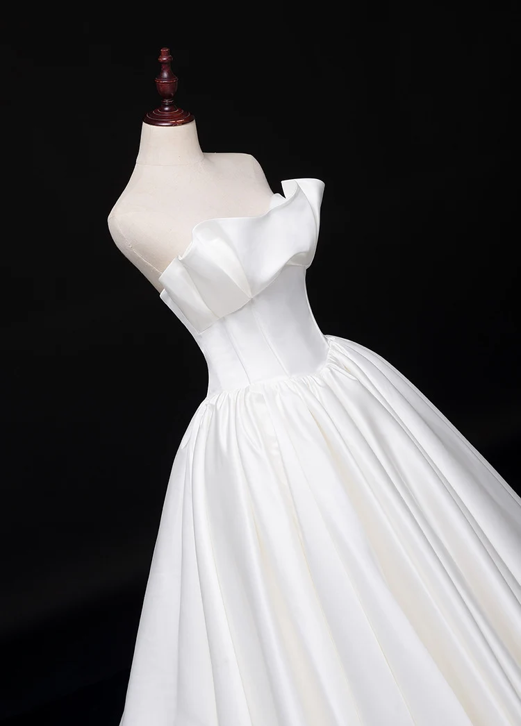 Robe de mariée romantique unique en satin avec train long et cathédrale