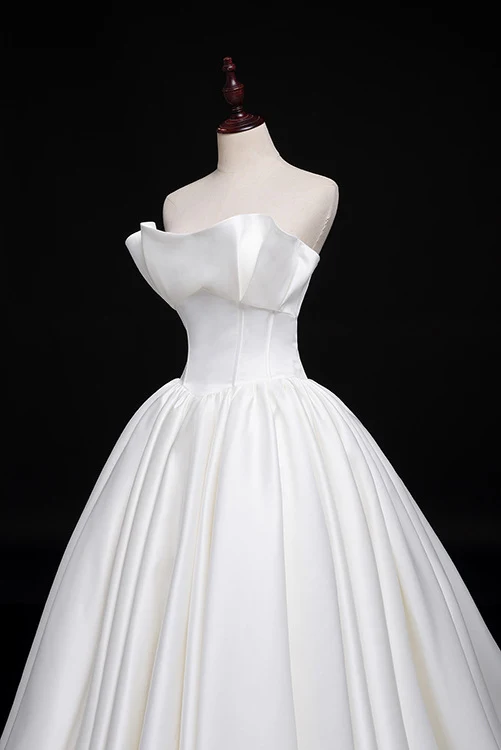 Robe de mariée romantique unique en satin avec train long et cathédrale