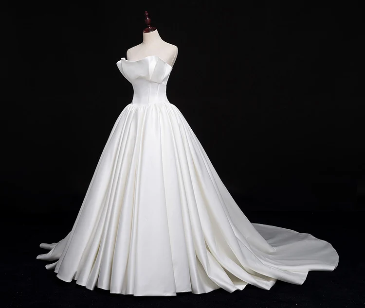Robe de mariée romantique unique en satin avec train long et cathédrale