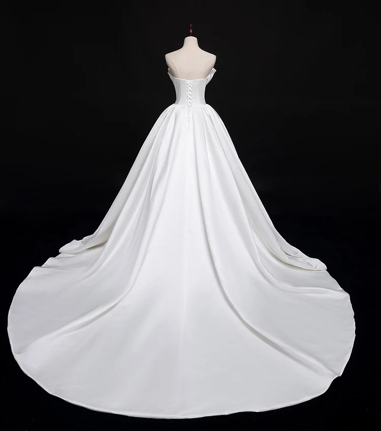 Robe de mariée romantique unique en satin avec train long et cathédrale