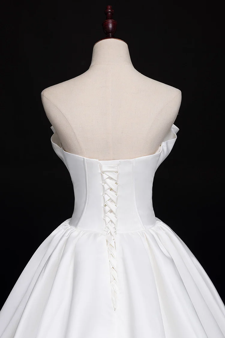 Robe de mariée romantique unique en satin avec train long et cathédrale