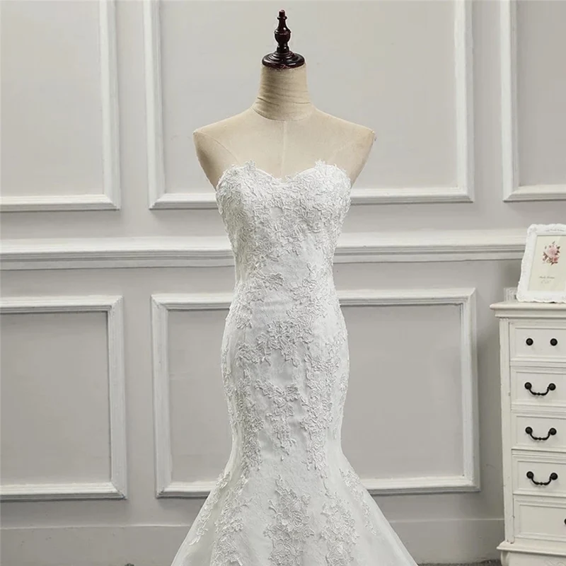 Robe de mariée en dentelle ajustée et évasée, sans bretelles, pour mariées courbées