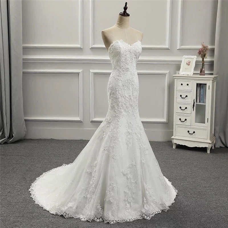 Robe de mariée en dentelle ajustée et évasée, sans bretelles, pour mariées courbées