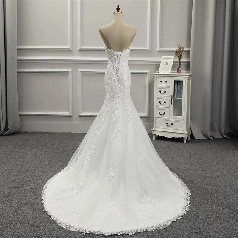Robe de mariée en dentelle ajustée et évasée, sans bretelles, pour mariées courbées