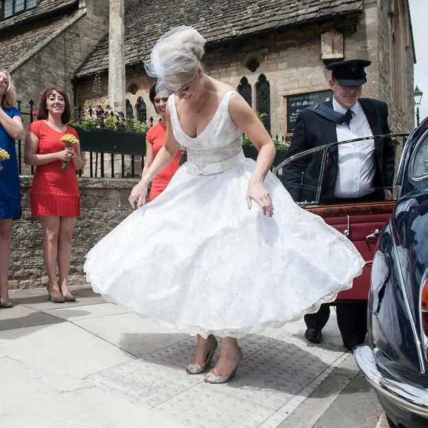 Robe de mariée courte en dentelle à col en V et longueur thé pour mariées plus âgées