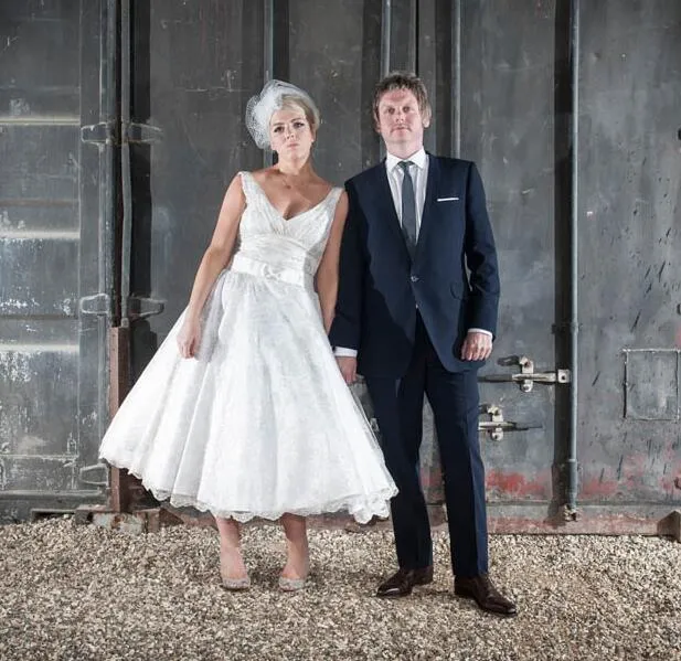 Robe de mariée courte en dentelle à col en V et longueur thé pour mariées plus âgées