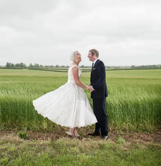 Robe de mariée courte en dentelle à col en V et longueur thé pour mariées plus âgées