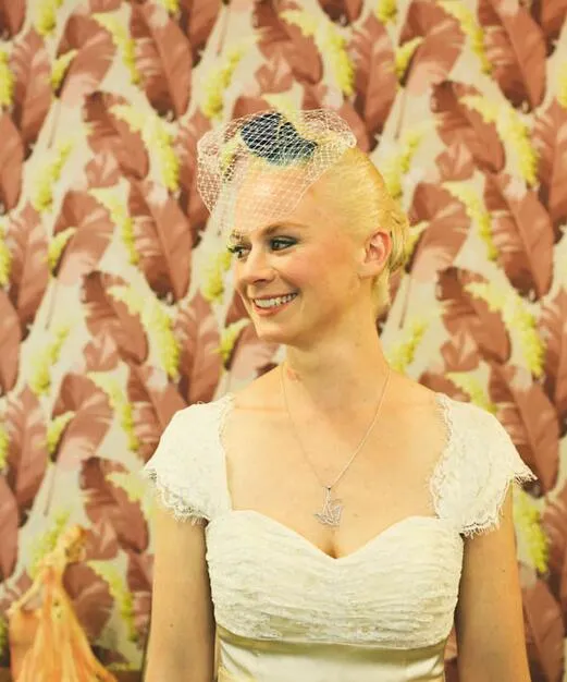 Robe de mariée courte champagne à manches fourreau vintage