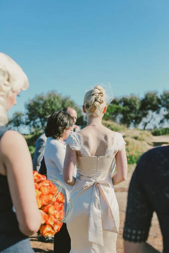 Robe de mariée courte champagne à manches fourreau vintage