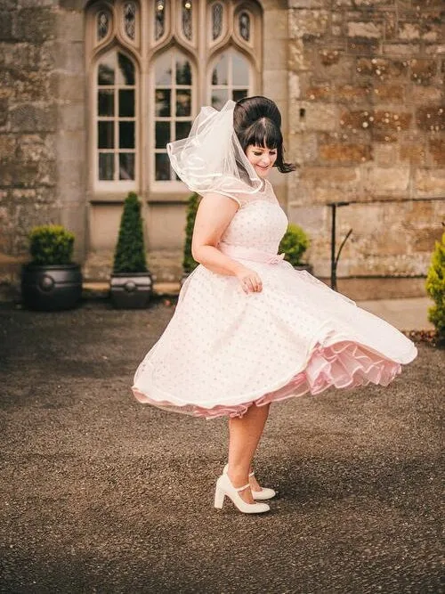 Robe de mariée rétro vintage des années 1950, courte, rose, à pois, longueur thé