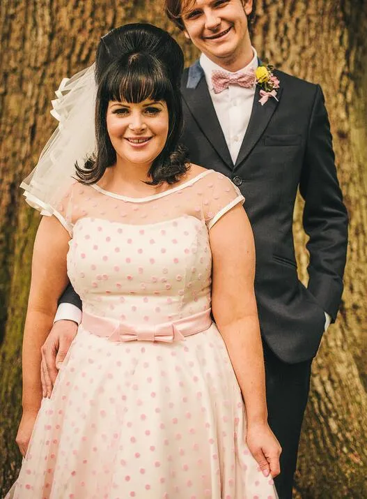 Robe de mariée rétro vintage des années 1950, courte, rose, à pois, longueur thé