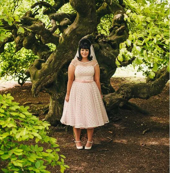 Robe de mariée rétro vintage des années 1950, courte, rose, à pois, longueur thé