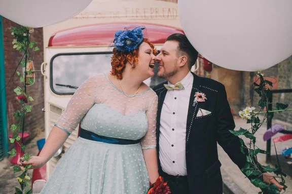 Superbe robe de mariée courte à pois grande taille avec manches 3/4