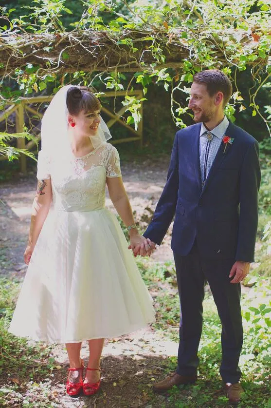 Robe de mariée vintage à manches courtes et longueur thé