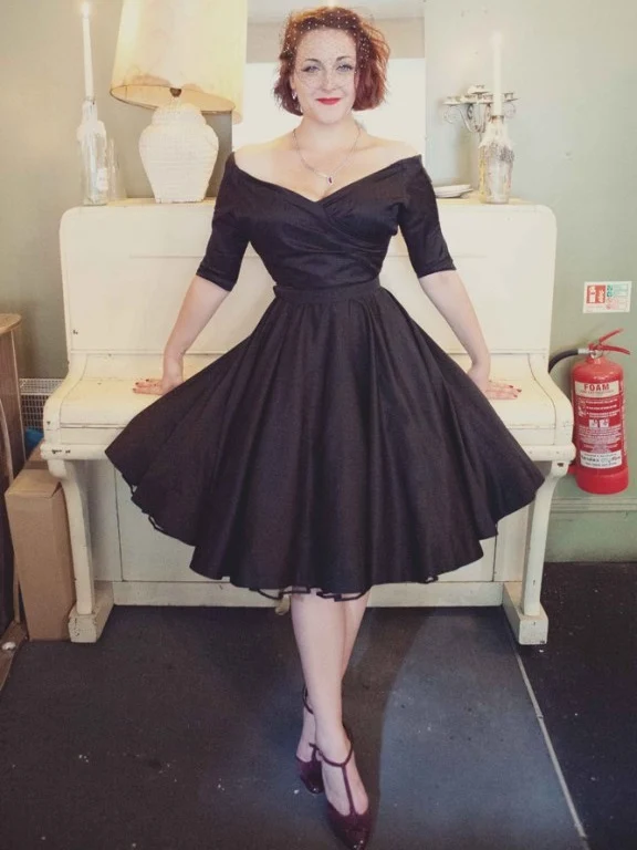 Robe de mariée courte noire, épaules dénudées, style vintage, avec manches, pour mariées plus âgées