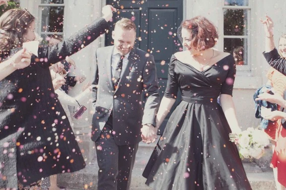 Robe de mariée courte noire, épaules dénudées, style vintage, avec manches, pour mariées plus âgées