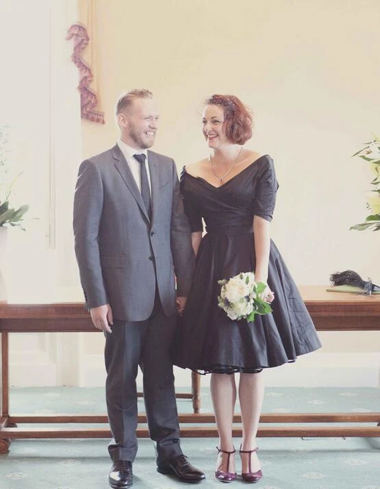 Robe de mariée courte noire, épaules dénudées, style vintage, avec manches, pour mariées plus âgées