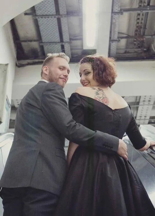 Robe de mariée courte noire, épaules dénudées, style vintage, avec manches, pour mariées plus âgées