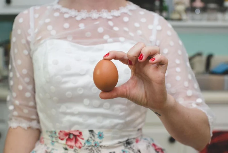 Robe de mariée courte à pois de style campagnard vintage avec manches 1/2