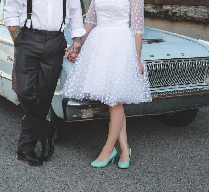 Robe de mariée courte à pois de style campagnard vintage avec manches 1/2