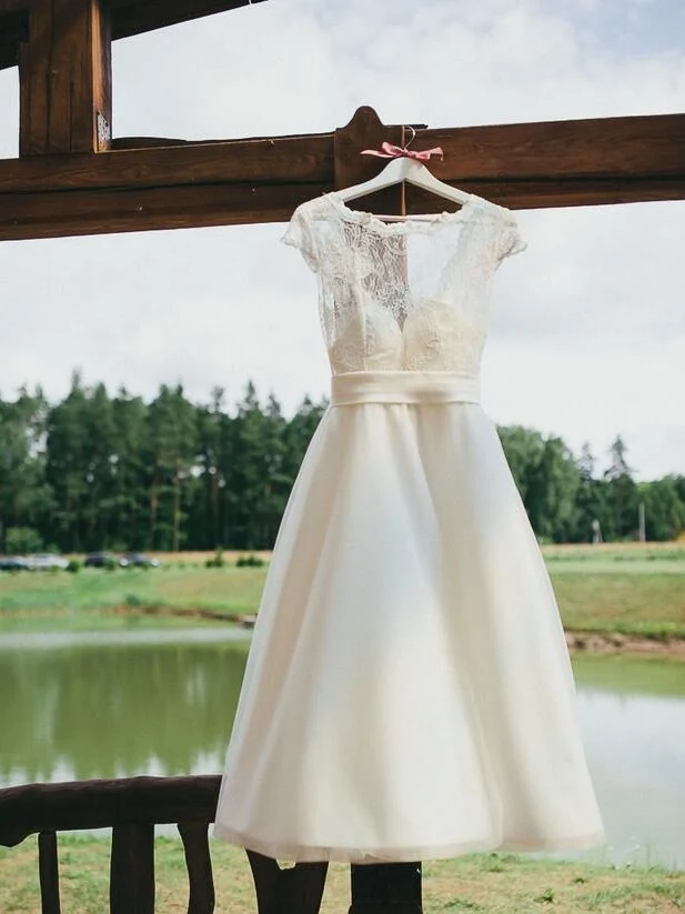 Robes de mariée en dentelle longueur thé Rockabilly pour mariées plus âgées