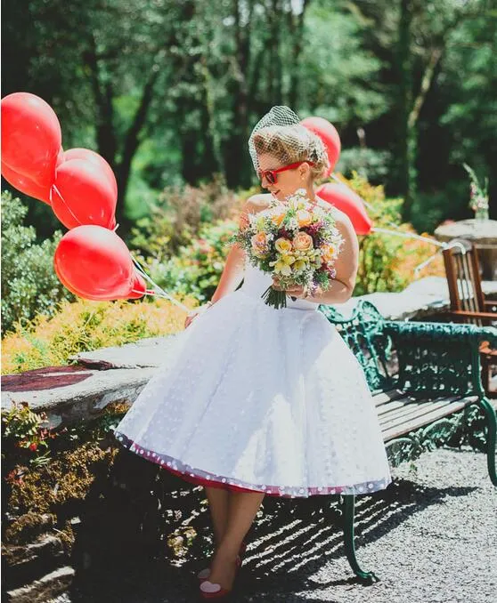 Robe de mariée courte sans bretelles à pois blancs pour mariées plus âgées