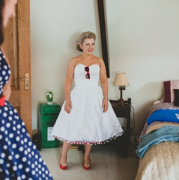 Robe de mariée courte sans bretelles à pois blancs pour mariées plus âgées