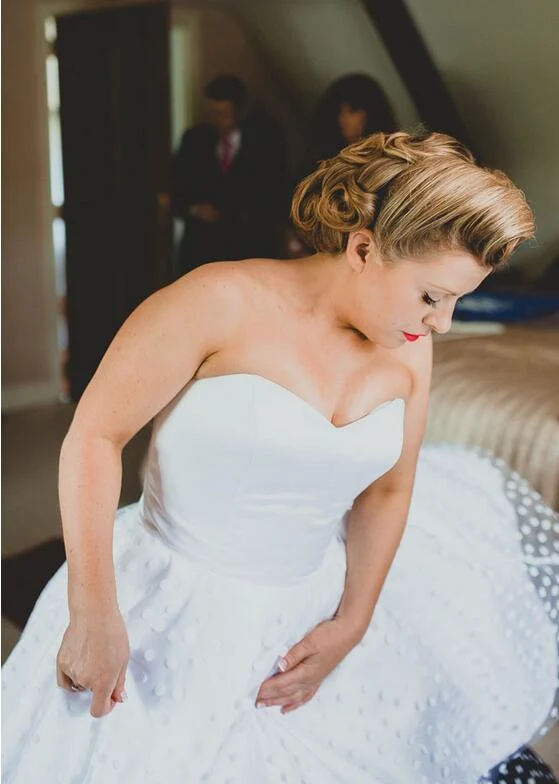 Robe de mariée courte sans bretelles à pois blancs pour mariées plus âgées