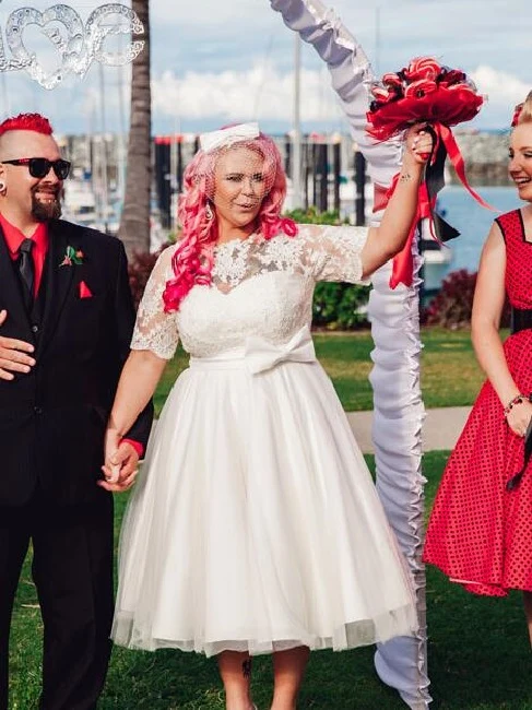 Robe de mariée en dentelle de longueur de thé vintage de grande taille avec des manches pour dame de grande taille