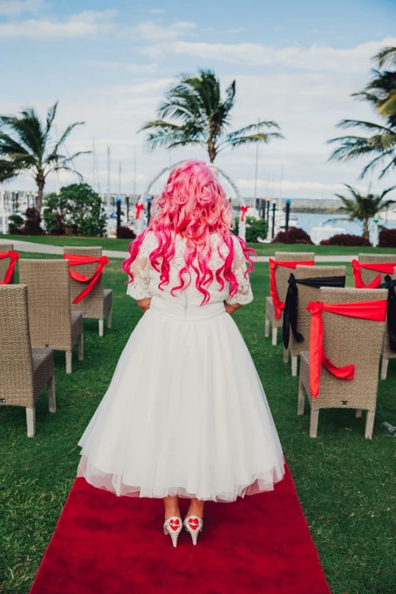 Robe de mariée en dentelle de longueur de thé vintage de grande taille avec des manches pour dame de grande taille
