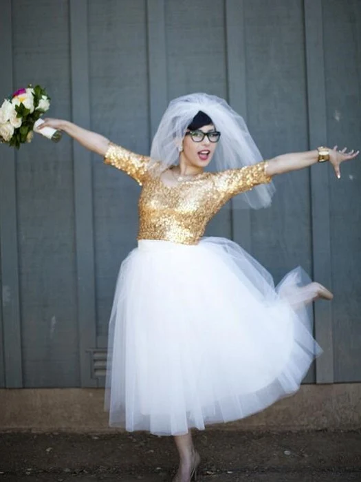 Robe de mariée courte à paillettes dorées de style campagnard avec manches 1/2