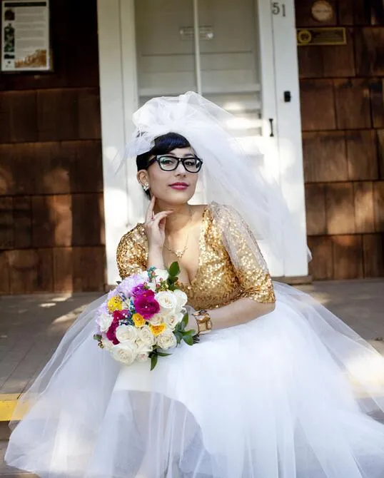Robe de mariée courte à paillettes dorées de style campagnard avec manches 1/2
