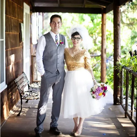 Robe de mariée courte à paillettes dorées de style campagnard avec manches 1/2