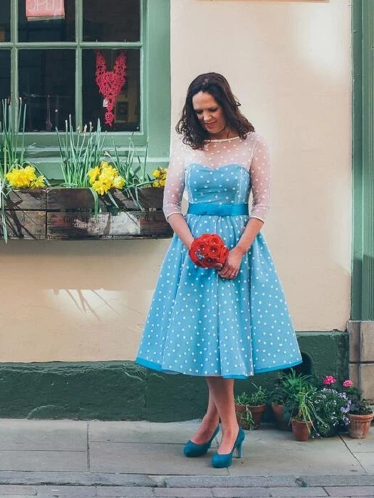 Robe de mariée courte vintage à pois bleus longueur thé avec manches 3/4