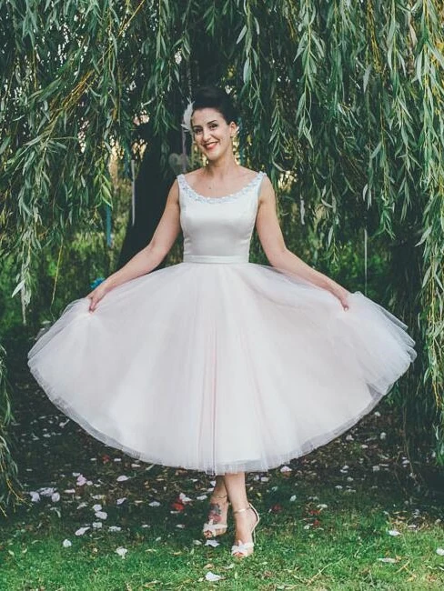 Délicate encolure dégagée longueur thé Vintage robe de mariée grange des années 1950