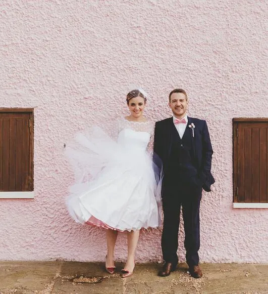 Robe de mariée rustique à pois, longueur thé, style campagnard, avec manches 1/2