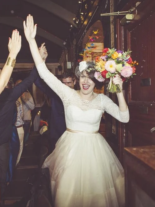 Robe de mariée de longueur thé à col rond en dentelle de style campagnard abordable avec manches 3/4